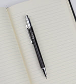 Öğretmenler Gününe Özel Kutusunda Kişiye Özel Gümüş Renk Detaylı Tükenmez Kalem & Dikişli Mini Not Defter & Magnetik Kumlu Kum Saati & Godiva Napoliten Çikolata & Fincan & Selamlıque Türk Kahvesi Hediye Seti