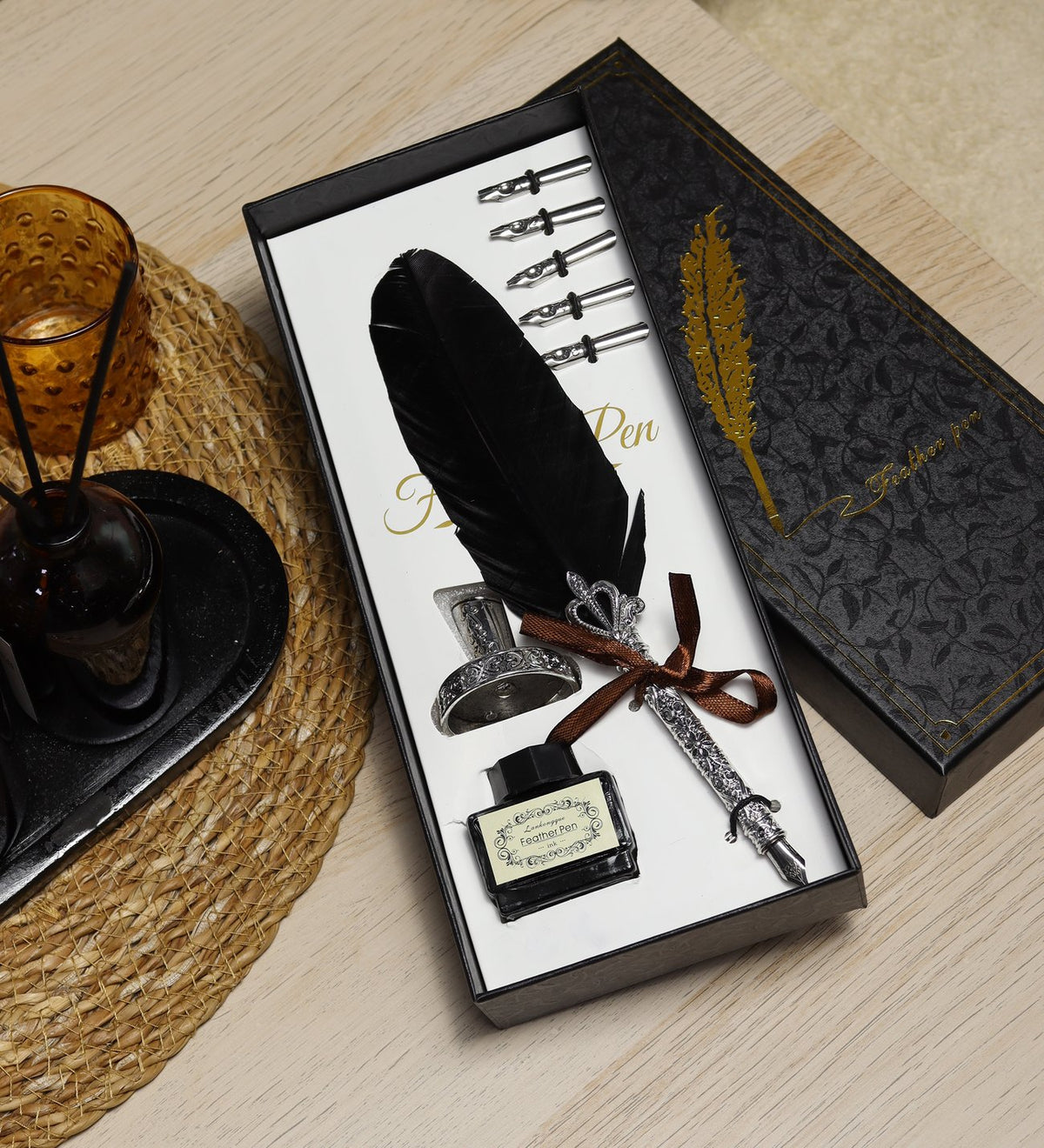 Öğretmenler Gününe Özel Kutusunda Kişiye Özel Metal Kutulu Mum & Deri Kapaklı Vintage Seyahat - Anı Defteri & Divit Uçlu Tüylü Kalem & Siyah Kupa Hediye Seti