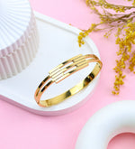 Öğretmenler Gününe Özel Kutusunda Siyah Kadın Çanta & Bej Rengi Şal & Geometrik Gold Renk Çelik Kelepçe Bileklik & Gold Su Yolu Bileklik Hediye Seti