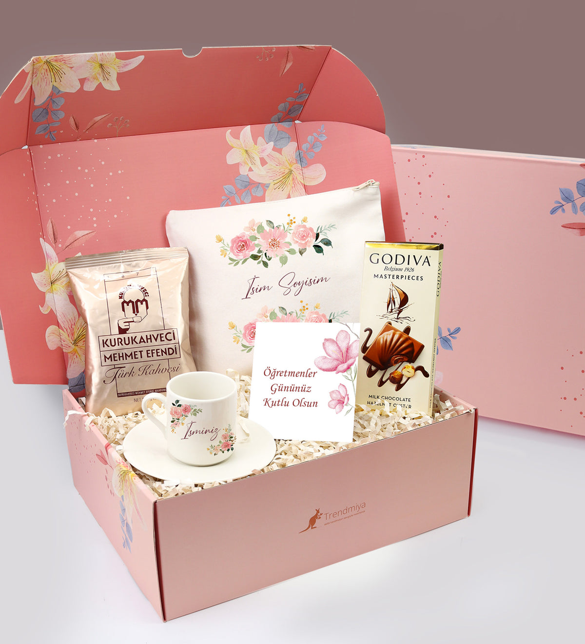 Pembe Çiçekli Kutusunda Kişiye Özel Ham Bez El Çantası & Fincan & Godiva Çikolata & Mehmet Efendi Türk Kahvesi Hediye Seti