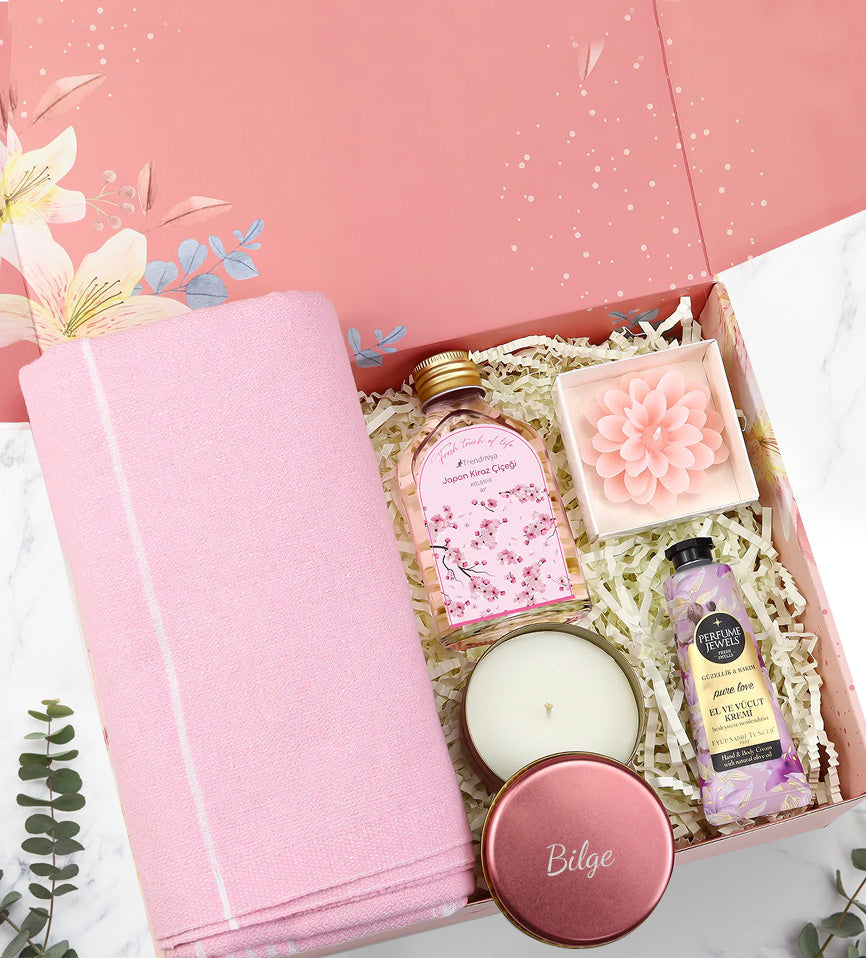 Eyüp Sabri Tuncer El ve Vücut Kremi & Peştemal & Lotus Mum & Metal Kutulu Mum & Trendmiya Japon Kiraz Çiçeği Kolonyası Hediye Seti