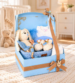 Premium Kişiye Özel İsimli Hediye Kutusunda El Emeği Örgü Sepette Sevimli Tavşan Temalı Tulum ve Amigurumi Ürünlerden Oluşan Yenidoğan Erkek Bebek Hediye Seti
