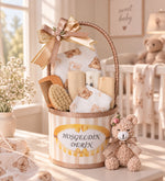 Premium Kişiye Özel İsimli Silindir Hediye Kutusunda Amigurumi Ayıcık Temalı Müslin Örtülü ve Ahşap Tarak-Fırçalı Patikli Hoş Geldin Kız-Erkek Bebek Hediye Seti
