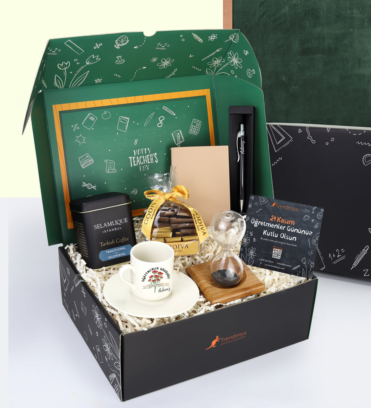 Öğretmenler Gününe Özel Kutusunda Kişiye Özel Gümüş Renk Detaylı Tükenmez Kalem & Dikişli Mini Not Defter & Magnetik Kumlu Kum Saati & Godiva Napoliten Çikolata & Fincan & Selamlıque Türk Kahvesi Hediye Seti