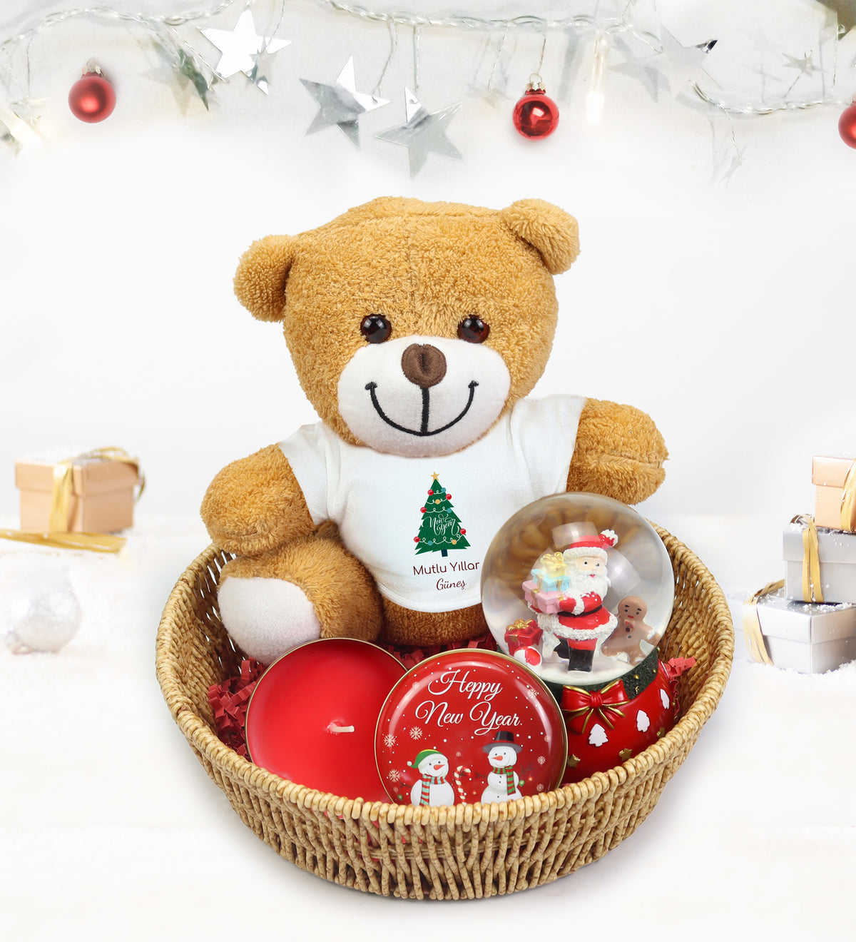 Mini Hasır Sepetinde Peluş Ayıcık & Yılbaşı Temalı Metal Kutulu Mum & Yılbaşı Kar Küre Hediye Seti