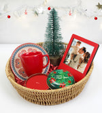 Hasır Sepetli Kırmızı Türk Kahvesi Fincanı & Yılbaşı Metal Kutulu Mum & İnstagram Çerçeve & Mini Çam Ağacı Hediye Seti