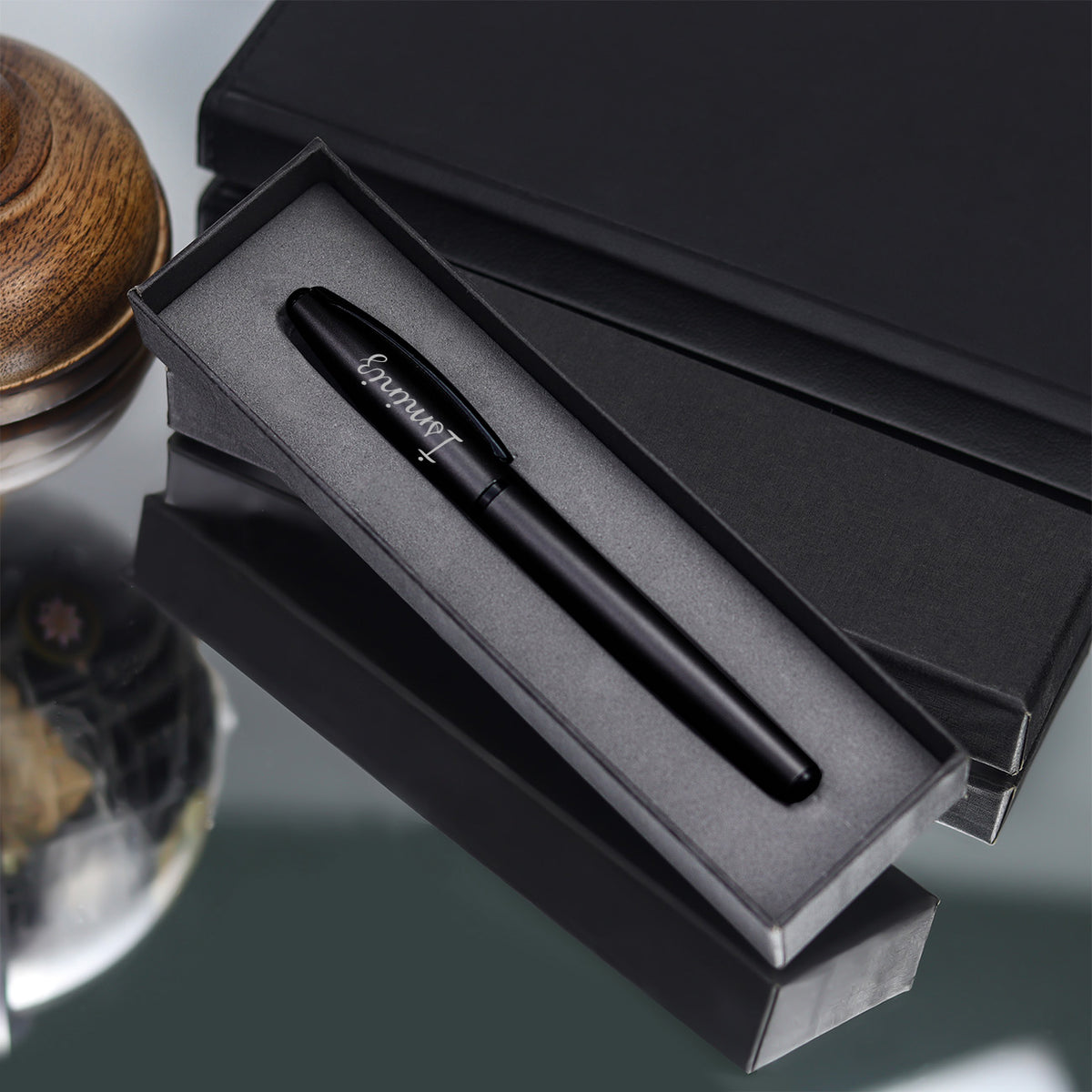 Yılbaşı Kutusunda Kişiye Özel Siyah Spiralli Yeni Yıl Tarihli Ajanda & Siyah Mat Tükenmez Kalem & 125gr Selamlıque Türk Kahvesi & Siyah Seramik Fincan & Godiva Napoliten Çikolata & Ahşap Zeminli Mini Çam Ağacı Hediye Seti