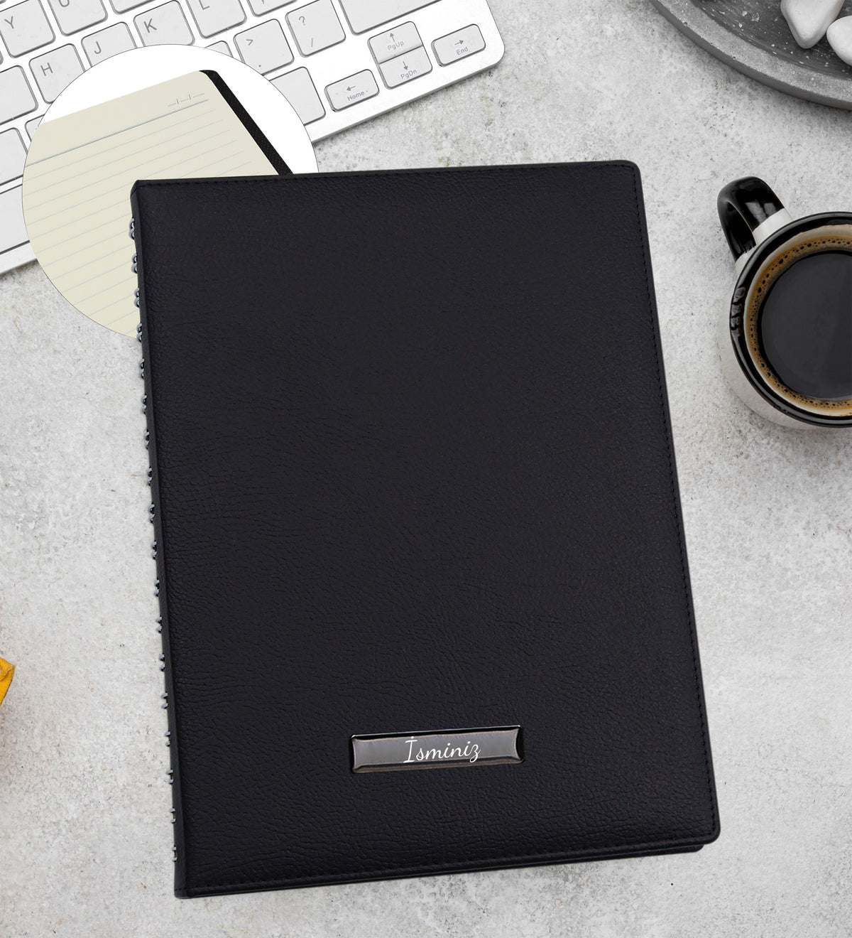 Yılbaşı Kutusunda Kişiye Özel Siyah Spiralli Yeni Yıl Tarihli Ajanda & Siyah Mat Tükenmez Kalem & 125gr Selamlıque Türk Kahvesi & Siyah Seramik Fincan & Godiva Napoliten Çikolata & Ahşap Zeminli Mini Çam Ağacı Hediye Seti