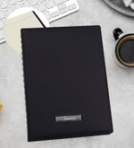 Yılbaşı Kutusunda Kişiye Özel Siyah Spiralli Yeni Yıl Tarihli Ajanda & Siyah Mat Tükenmez Kalem & 125gr Selamlıque Türk Kahvesi & Siyah Seramik Fincan & Godiva Napoliten Çikolata & Ahşap Zeminli Mini Çam Ağacı Hediye Seti