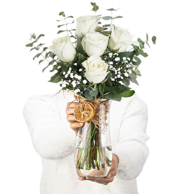 Vazoda 5 Adet Beyaz Gül