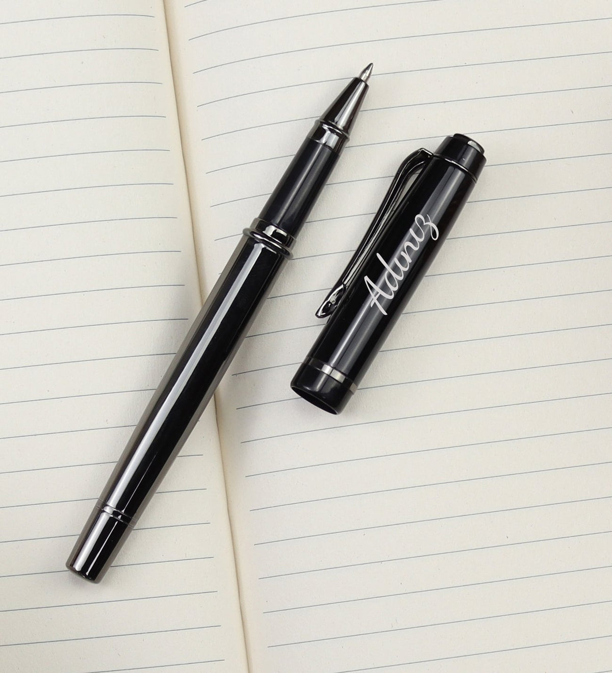 Turuncu Çiçekli Kutusunda Kişiye Özel Metalik Roller Kalem & Gri Mıknatıslı Defter & Lacivert Çizgili Porselen Kupa & Lacivert Çizgili Porselen Türk Kahvesi Fincanı & El Yapımı Buket Çiçek