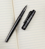 Turuncu Çiçekli Kutusunda Kişiye Özel Metalik Roller Kalem & Gri Mıknatıslı Defter & Lacivert Çizgili Porselen Kupa & Lacivert Çizgili Porselen Türk Kahvesi Fincanı & El Yapımı Buket Çiçek