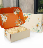 Turuncu Çiçekli Kutusunda Kişiye Özel Metalik Roller Kalem & Gri Mıknatıslı Defter & Lacivert Çizgili Porselen Kupa & Lacivert Çizgili Porselen Türk Kahvesi Fincanı & El Yapımı Buket Çiçek