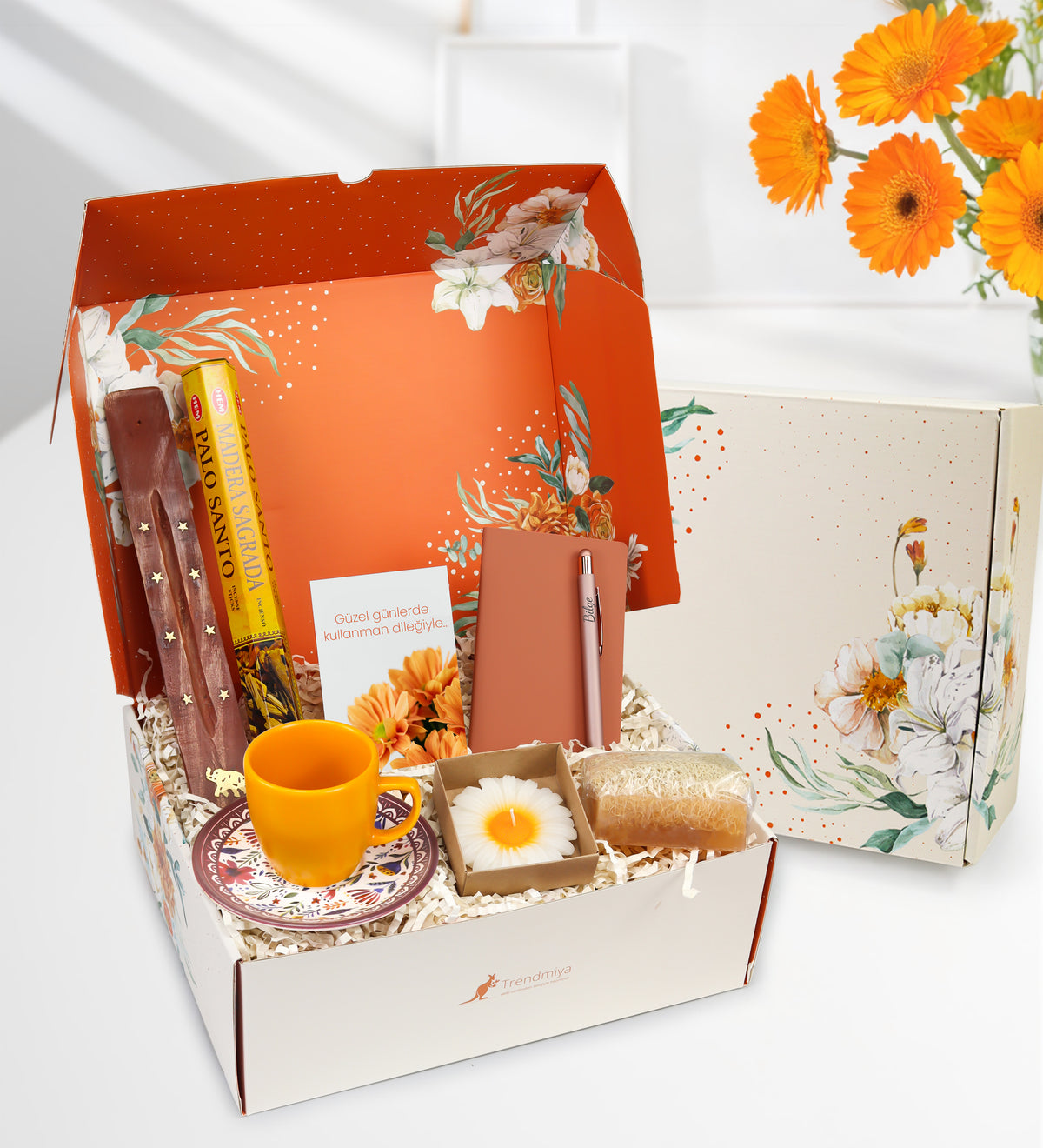Turuncu Çiçekli Kutusunda Kişiye Özel Rose Tükenmez Kalem & Dikişli Mini Not Defteri & Çubuk Tütsü & Turuncu Türk Kahvesi Fincanı & Kabak Lifli Sabun & Kraft Kutulu Mum
