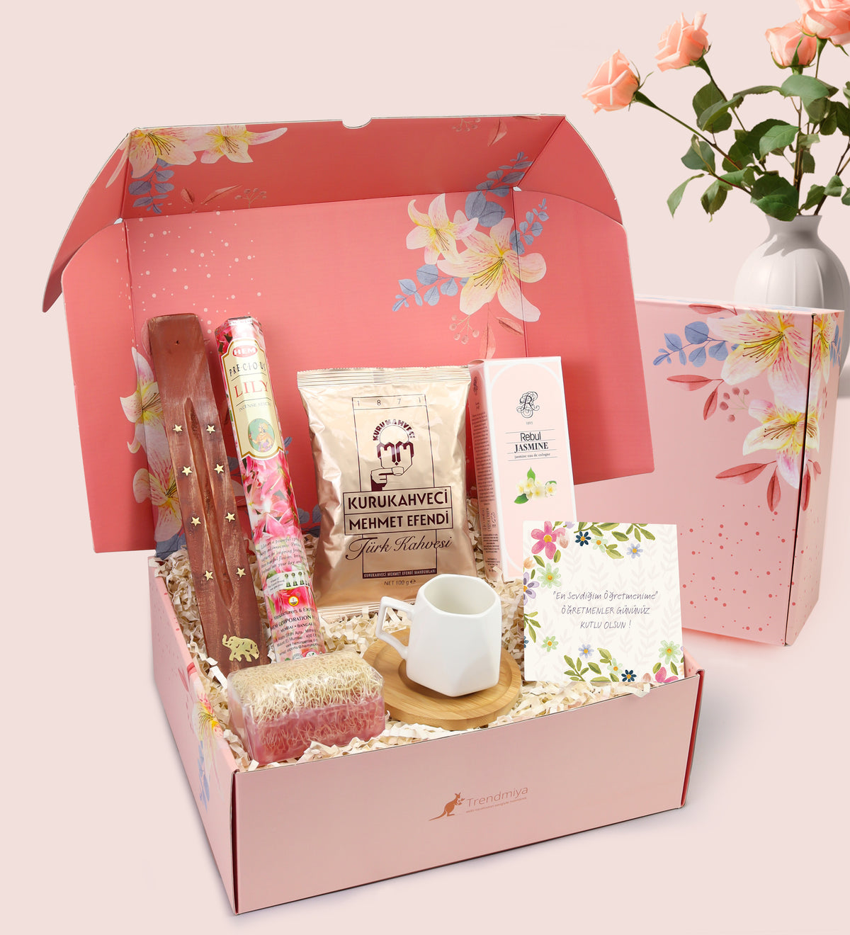 Pembe Çiçekli Kutusunda Beyaz Geometrik Porselen Fincan & Mehmet Efendi Türk Kahvesi & Rebul Kolonya & Kabak Lifli Sabun & Çubuk Tütsü Hediye Seti