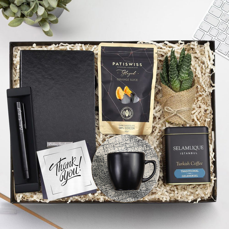 Kişiye Özel Siyah Defter & Siyah Mat Roller Kalem & Siyah Mat Fincan & Patiswiss Bitter Çikolatalı Portakal Dilimi & Canlı Sukulent Çiçek & Selamlıque Türk Kahvesi Hediye Seti