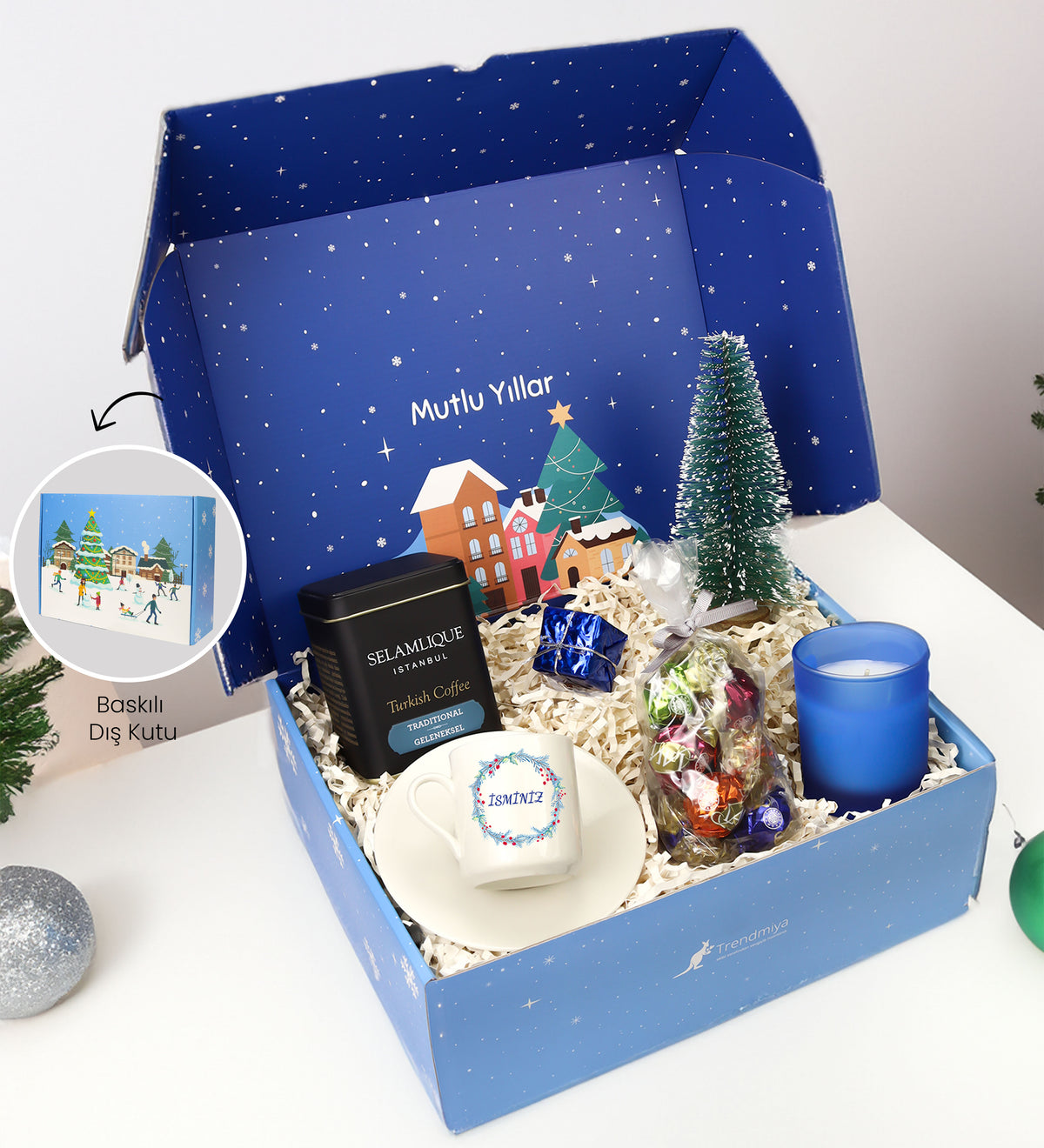 Yılbaşına Özel Kahve Fincanı & Okyanus Kokulu Mavi Bardak Mum &Selamlıque Türk Kahvesi & Ahşap Zeminli Mini Çam Ağacı & Lavi Çikolata Hediye Seti
