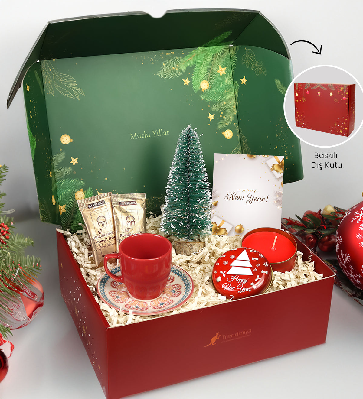 Yılbaşına Özel Kırmızı Desenli Fincan & Ahşap Zeminli Mini Çam Ağacı & 2'li Tek İçimlik Mehmet Efendi Türk Kahvesi & Yılbaşı Temalı Metal Kutulu Mum Hediye Seti