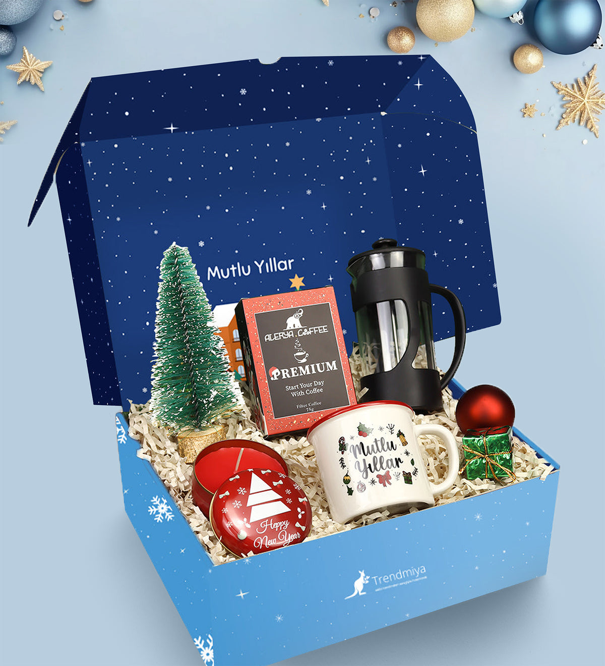 Mutlu Yıllar Kutusunda Alerya Yılbaşı Premium Filtre Kahve & Siyah French Press & Vintage Kupa & Ahşap Zeminli Mini Çam Ağacı & Yılbaşı Temalı Metal Kutulu Mum Hediye Seti