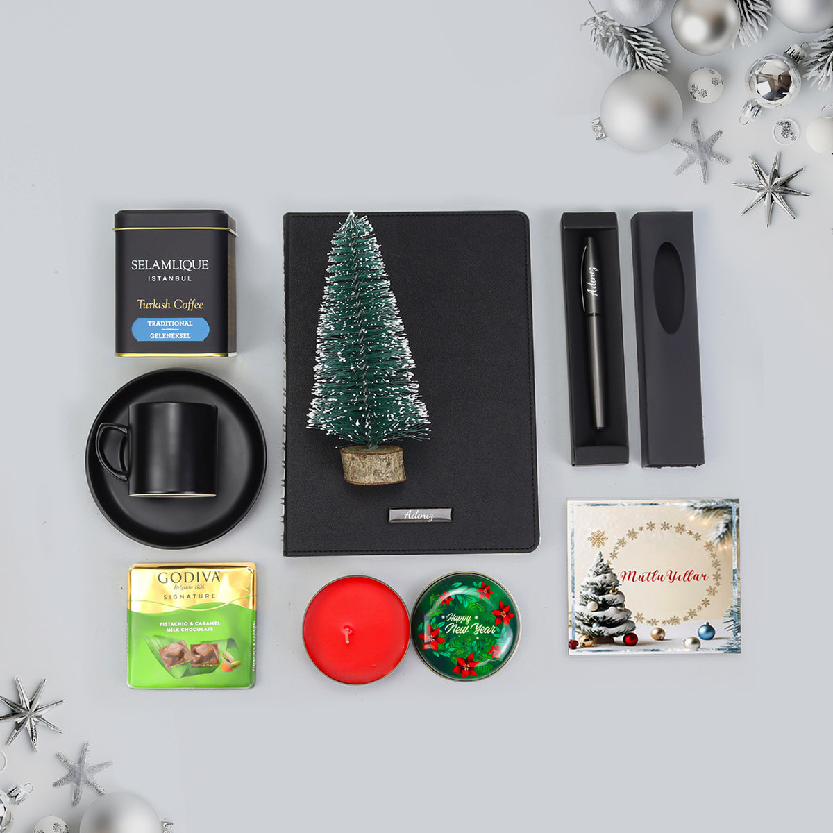 Yeni Yıl Tarihli Ajanda & Antrasit Roller Kalem &Ahşap Zeminli Mini Çam Ağacı & Selamlıque Türk Kahvesi & Godiva Çikolata & Yılbaşı Temalı Metal Kutulu Mum & Siyah Seramik Fincan