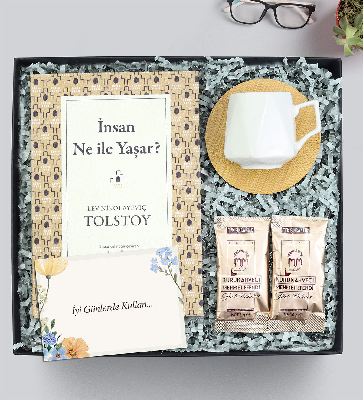 Kitap & Fincan & Türk Kahvesi Hediye Seti