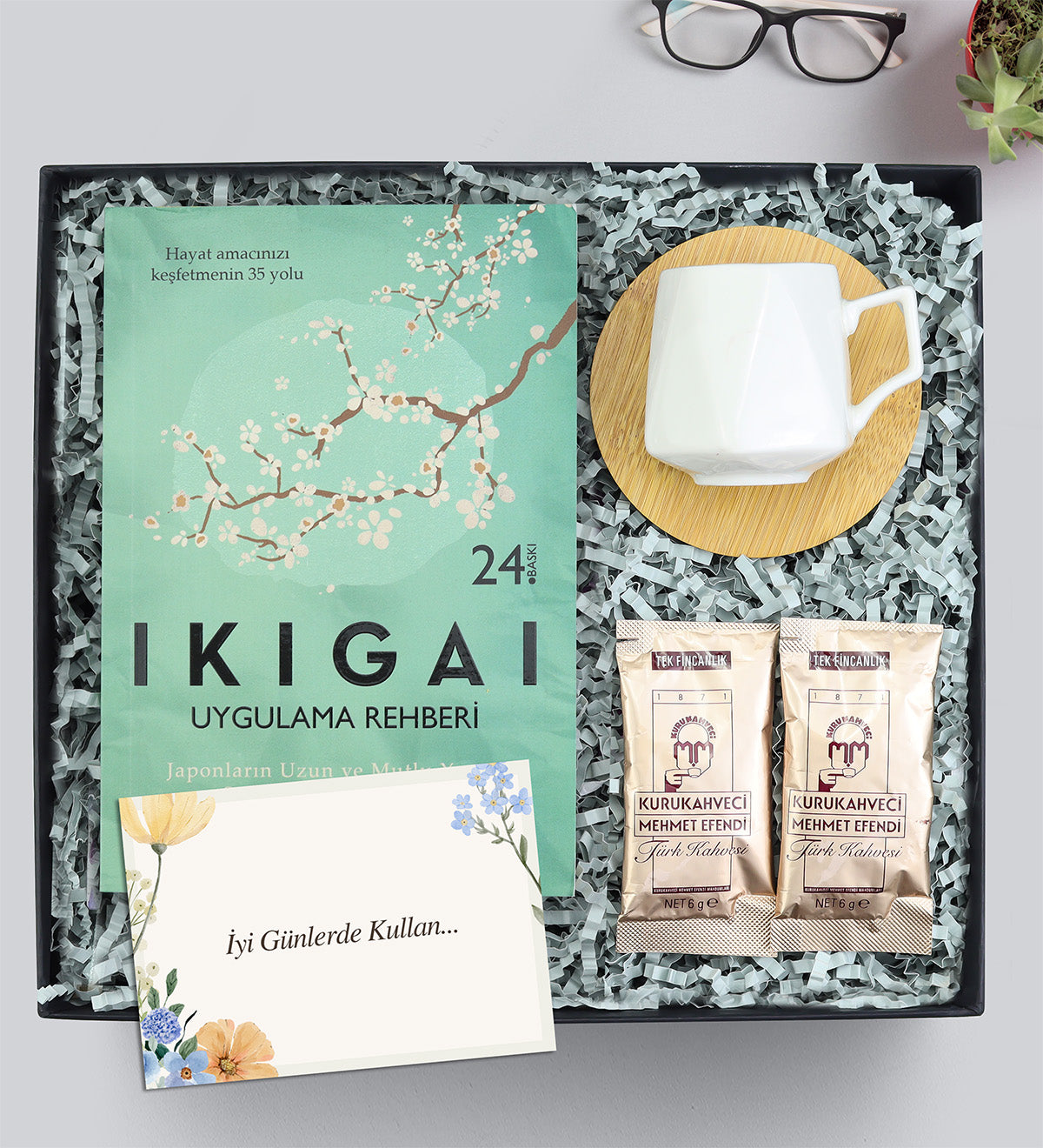 Kitap & Fincan & Türk Kahvesi Hediye Seti