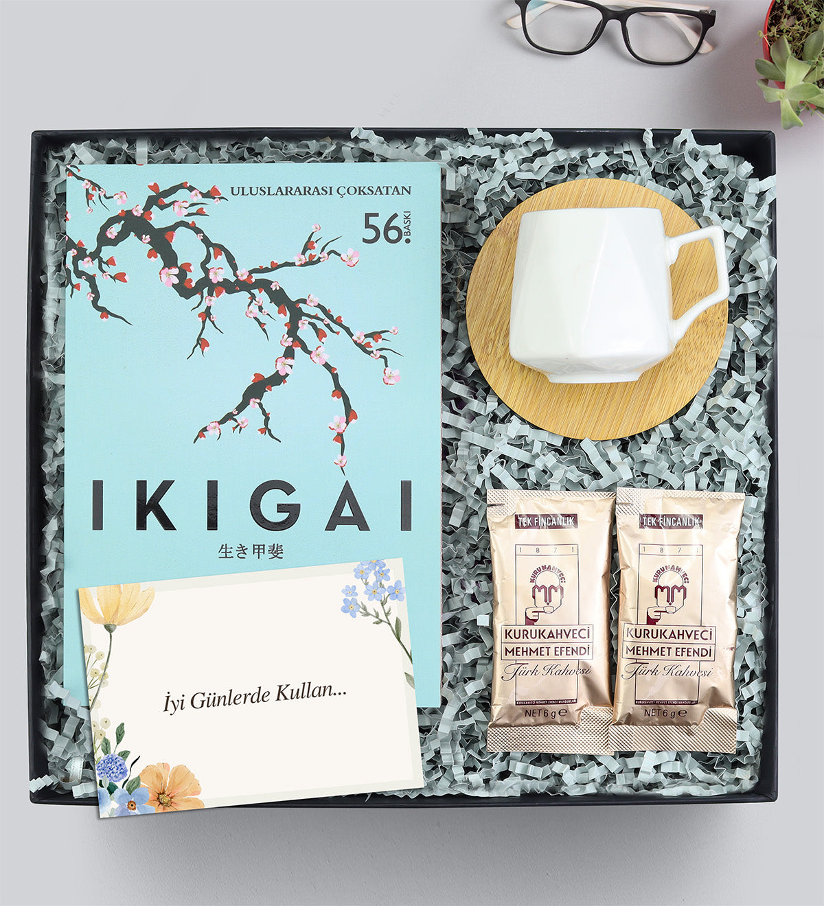 Kitap & Fincan & Türk Kahvesi Hediye Seti