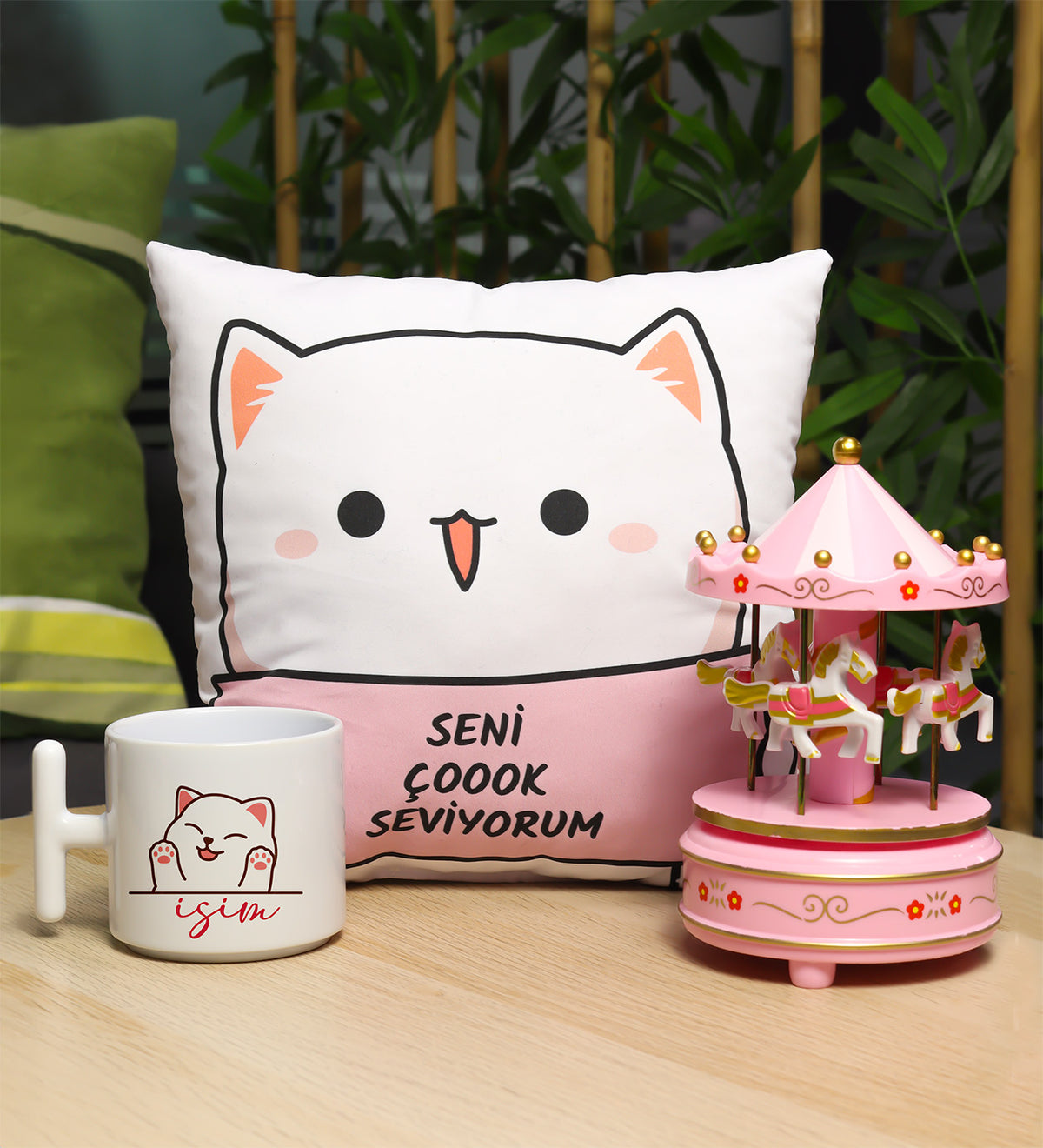 Motto Yastık & Atlı Karınca Müzik Kutusu & T Kupa Hediye Seti