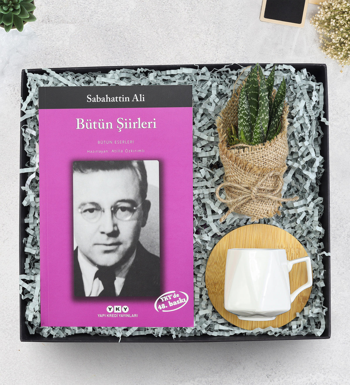 Kitap & Bambu Tabaklı Beyaz Porselen Fincan & Sukulent Çiçek Hediye Seti