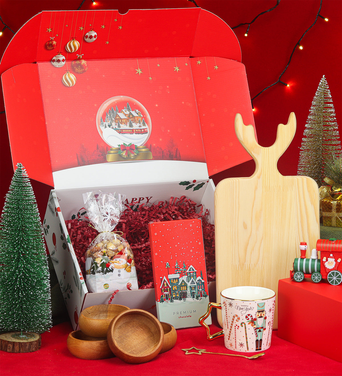 Geyik Kesme Tahtası & Yıldız Kulp Kupa & 4'lü Çerez Tabağı & Premium Çikolata & Ahşap Zeminli Mini Çam Ağacı & Karışık Kuruyemiş