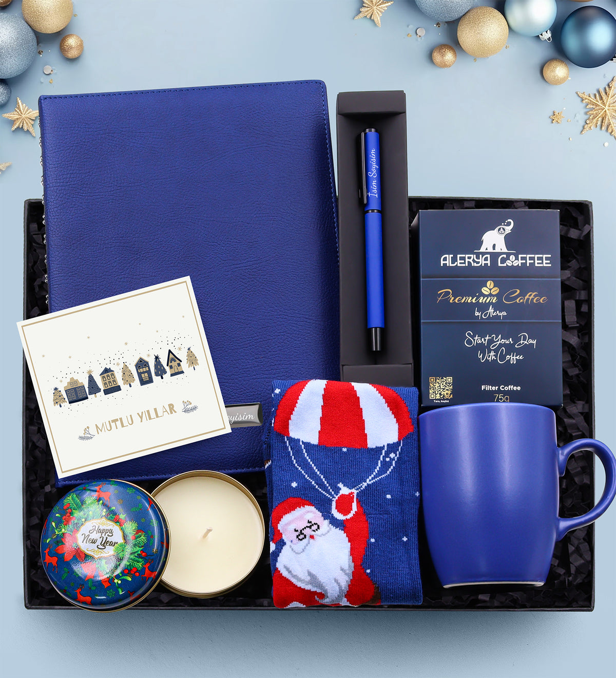 Yılbaşına Özel Spiralli Yeni Yıl Tarihli Ajanda & Kişiye Özel Mavi Mat Roller Kalem & Mavi Kupa & Alerya Premium Filtre Kahve & Yılbaşı Çorabı & Metal Kutulu Yılbaşı Mum Hediye Seti
