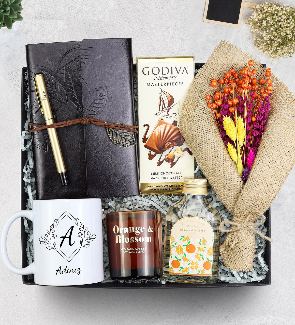Deri Kapaklı Vintage Anı-Seyahat Defteri & Gold Roller Kalem & Buket Çiçek & Kupa & Rakle Mum & Kolonya & Godiva Çikolata Hediye Seti