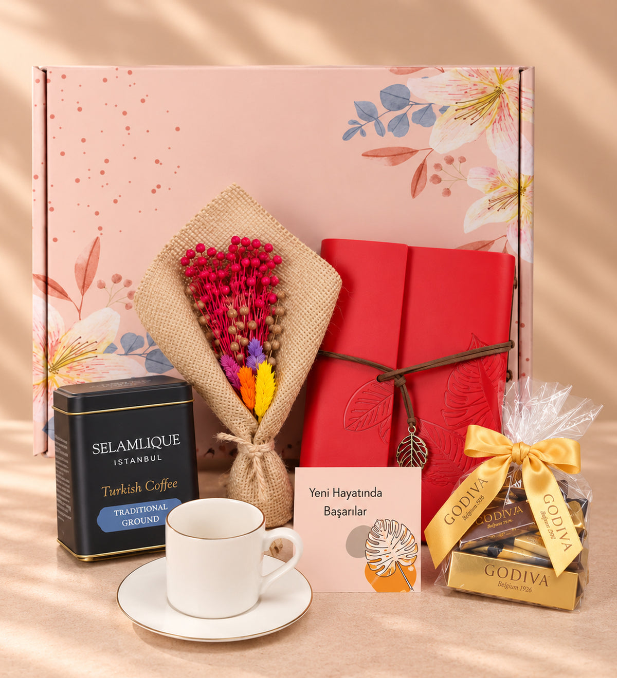 Beyaz Fincan & Selamlıque Türk Kahvesi & Çiçek Buketi & Vintage Defter & Çikolata Hediye Seti