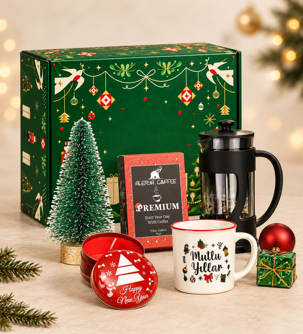 Mutlu Yıllar Kutusunda Alerya Yılbaşı Premium Filtre Kahve & Siyah French Press & Vintage Kupa & Ahşap Zeminli Mini Çam Ağacı & Yılbaşı Temalı Metal Kutulu Mum Hediye Seti