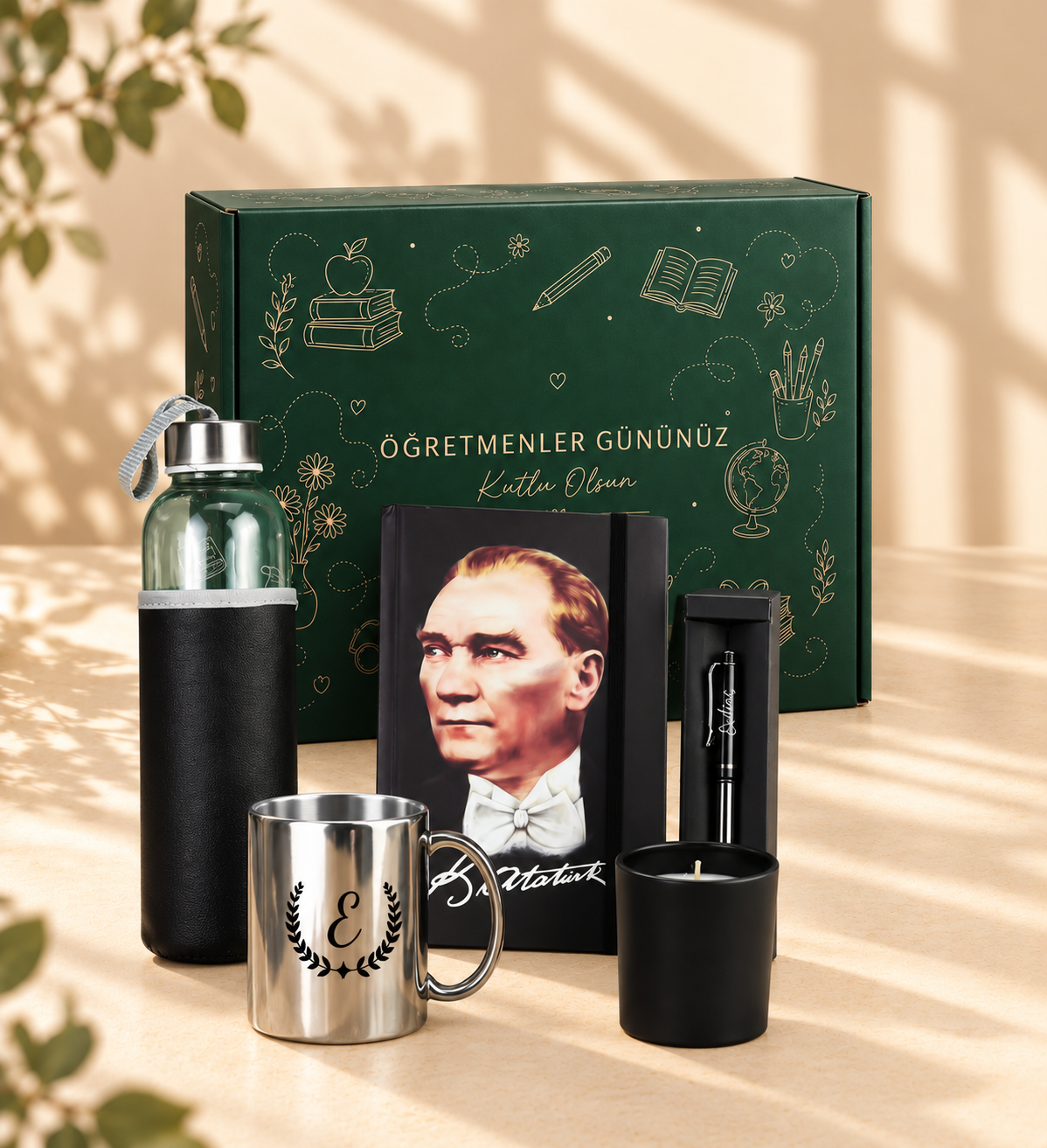 Öğretmenler Gününe Özel Kutusunda Kişiye Özel Metalik Roller Kalem & Mustafa Kemal Atatürk Baskılı Defter & Gümüş Kupa & Bardak Mum & Deri Kılıflı Siyah 500 Ml Su Matarası
