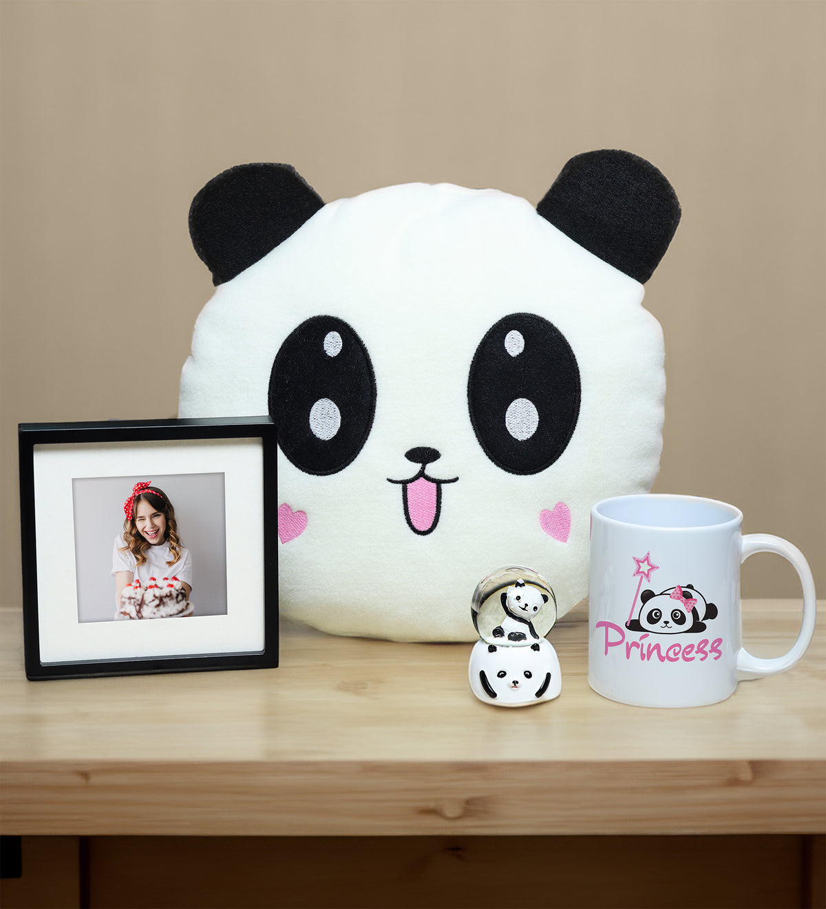 Panda Yastık & Paspartu Çerçeve & Panda Kar Küre & Kupa Hediye Seti