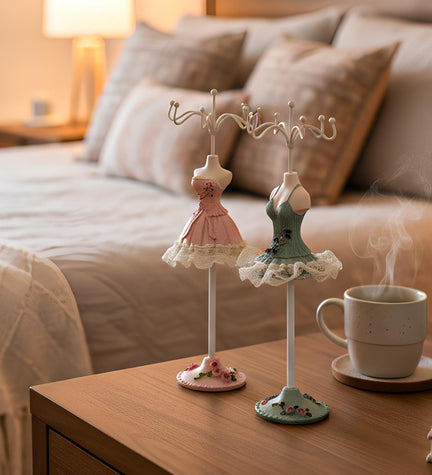 Elbiseli Kadın Metal Takı Standı