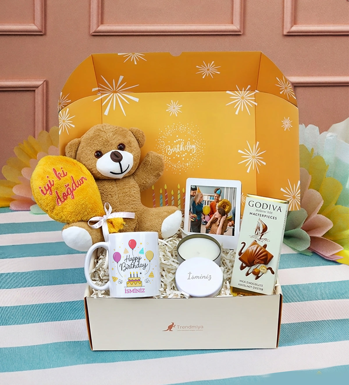 Doğum Gününe Özel Kutusunda Kişiye Özel Kupa & Beyaz Metal Kutulu Mum & İyi Ki Doğdun Peluş Ayıcık & Instagram Çerçeve & Godiva Çikolata