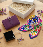 Mor Yumuşak Deri Kartlık Cüzdan & Mor Çiçekli Fular & Gümüş Renk Charm Çelik Bileklik Hediye Seti