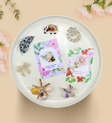 Kadınlar Günü Kartında Broş