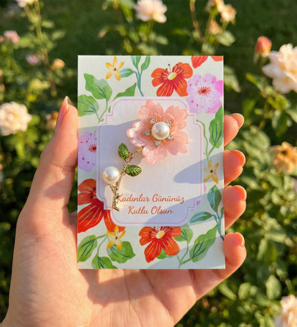 Kadınlar Günü Kartında Broş