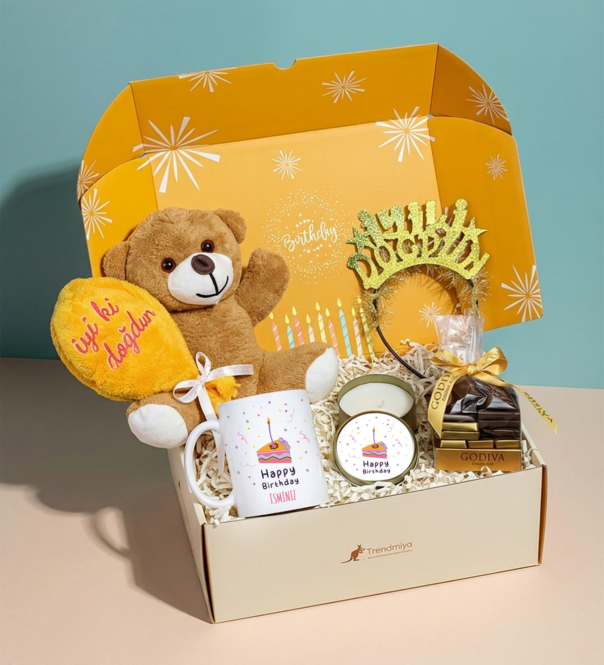 Doğum Gününe Özel Kutusunda Kişiye Özel Kupa & Gold Metal Kutulu Mum & İyi Ki Doğdun Peluş Ayıcık & İyi Ki Doğdun Taç & Godiva Napoliten Çikolata