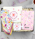 Kişiye Özel Pembe Desenli Defter & Ham Bez El Çantası & Tasarım T Kupa & Gümüş Renk Detaylı Beyaz Tükenmez Kalem & Beyaz Pembe Desenli Fular Hediye Seti