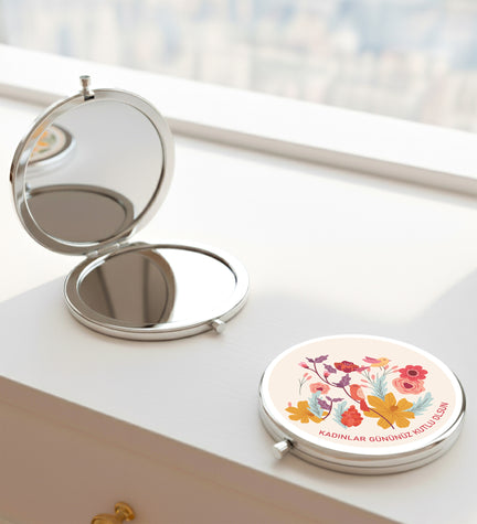 Kadınlar Günü El Aynası