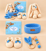 Premium Kişiye Özel İsimli Hediye Kutusunda El Emeği Örgü Sepette Sevimli Tavşan Temalı Tulum ve Amigurumi Ürünlerden Oluşan Yenidoğan Erkek Bebek Hediye Seti