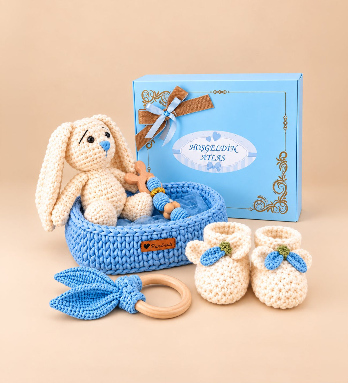 Premium Kişiye Özel İsimli Hediye Kutusunda El Emeği Örgü Sepette Sevimli Tavşan Temalı Tulum ve Amigurumi Ürünlerden Oluşan Yenidoğan Erkek Bebek Hediye Seti