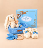 Premium Kişiye Özel İsimli Hediye Kutusunda El Emeği Örgü Sepette Sevimli Tavşan Temalı Tulum ve Amigurumi Ürünlerden Oluşan Yenidoğan Erkek Bebek Hediye Seti