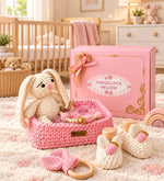 Premium Kişiye Özel İsimli Hediye Kutusunda El Emeği Örgü Sepette Sevimli Tavşan Temalı Tulum ve Amigurumi Ürünlerden Oluşan Yenidoğan Kız Bebek Hediye Seti