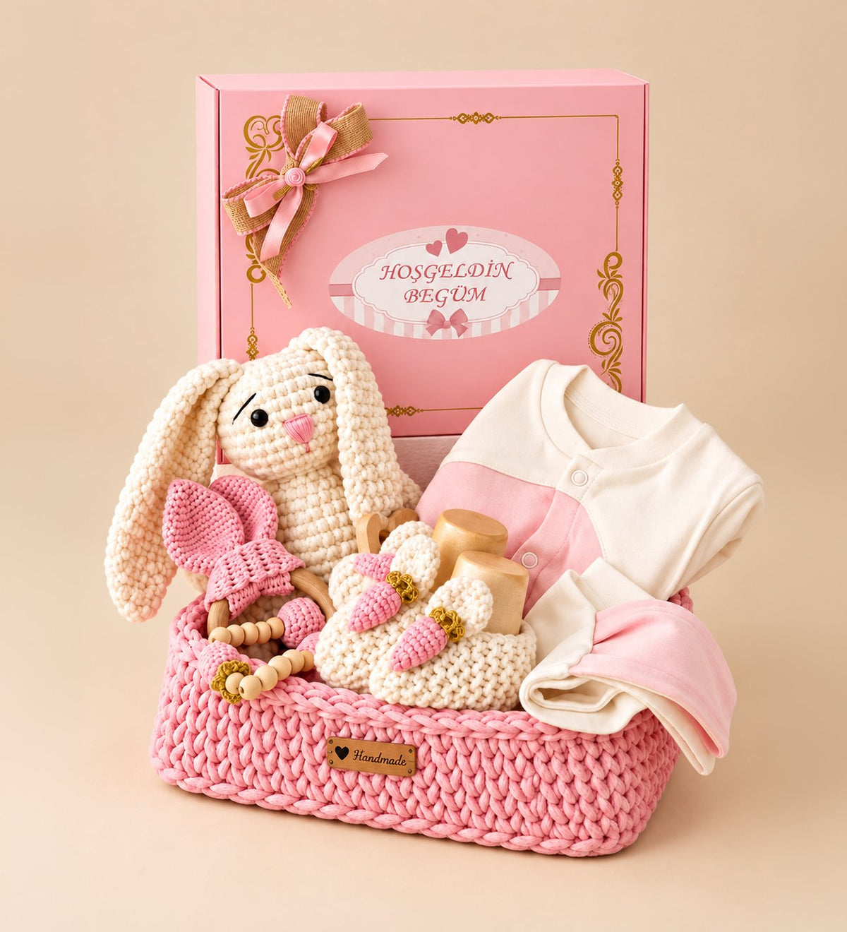 Premium Kişiye Özel İsimli Hediye Kutusunda El Emeği Örgü Sepette Sevimli Tavşan Temalı Tulum ve Amigurumi Ürünlerden Oluşan Yenidoğan Kız Bebek Hediye Seti