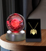 Kişiye Özel Kanatlı Kalp Kolye & 3D Samanyolu Temalı Satürn Kız Işıklı Cam Küre Hediye Seti